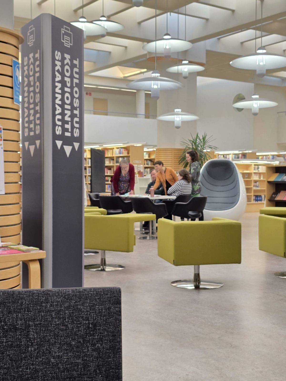 Ryhmä ihmisiä työskentelemässä yhdessä strategiatyöpajassa