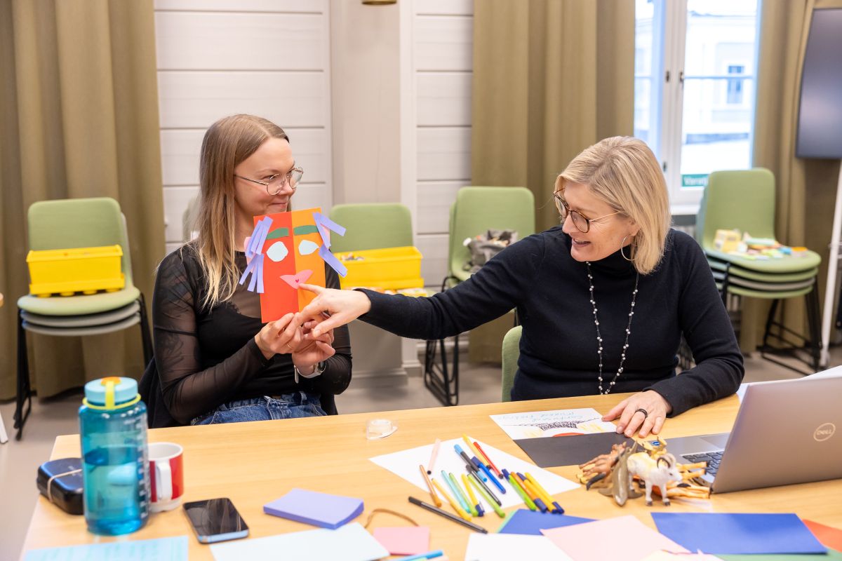 Kaksi asiantuntijaa yhteiskehittää sisäistä prosessia työpajassa palvelumuotoilun menetelmiä hyödyntäen.